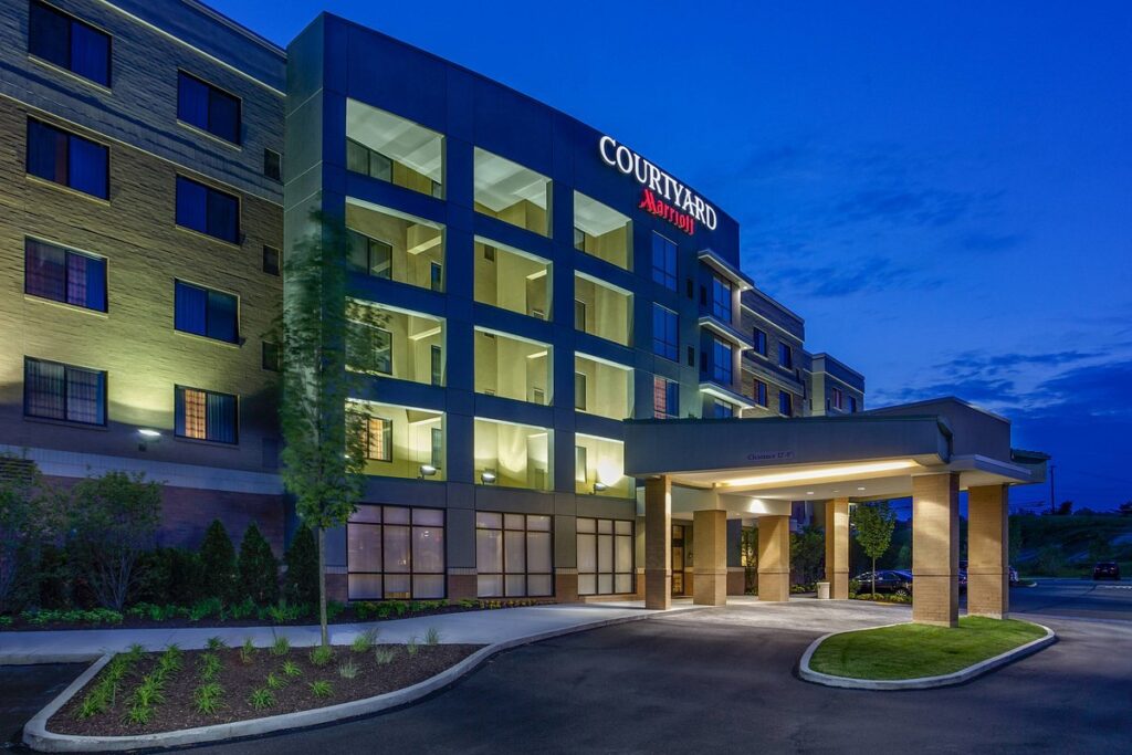 Black-owned hotel - Courtyard Pittsburgh North / Cranberry Woods
