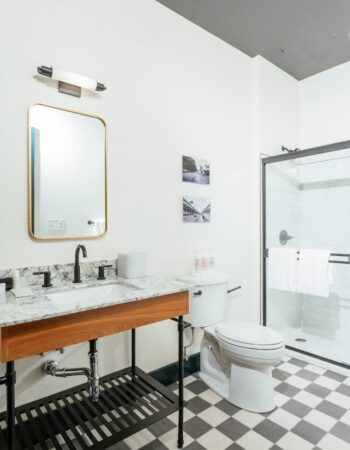 Dew Drop Inn Hotel & Lounge