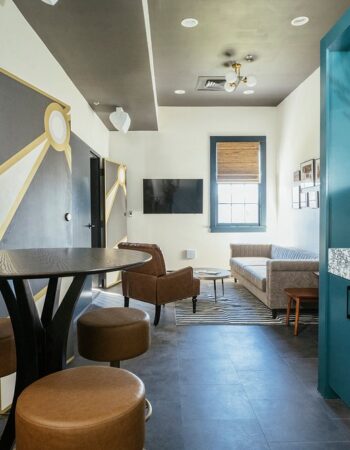 Dew Drop Inn Hotel & Lounge
