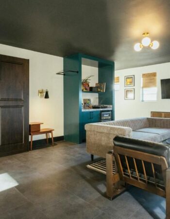 Dew Drop Inn Hotel & Lounge